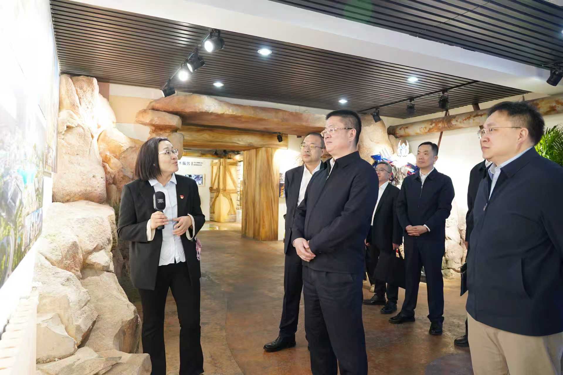 1-李仲泽参观GA黄金甲建研院文旅展厅