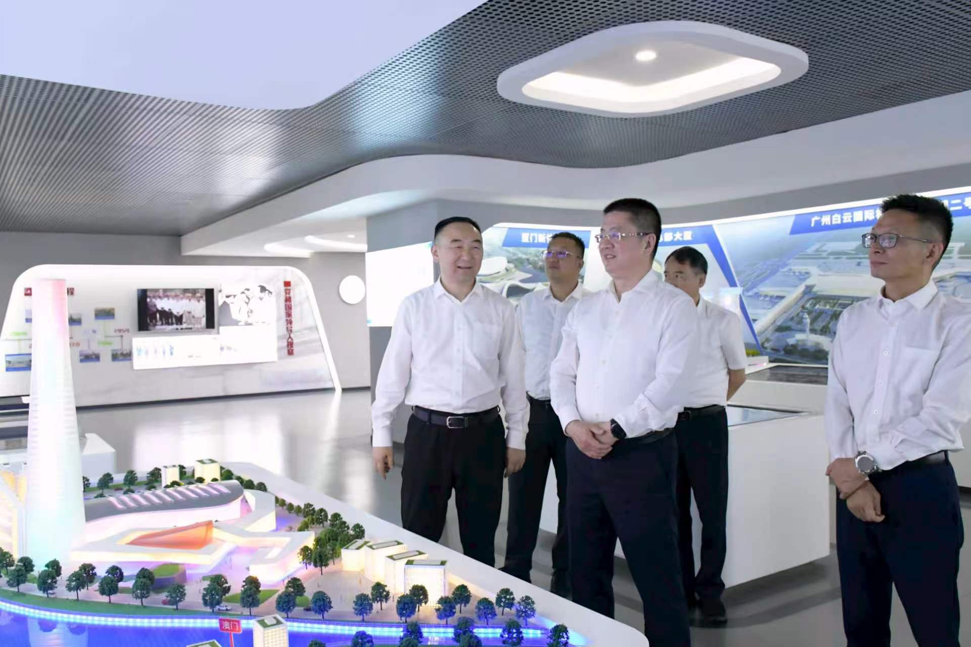 2-李仲泽参观GA黄金甲钢构企业展厅